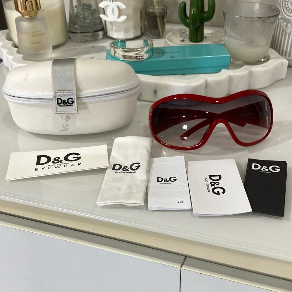 New condition, authentic Y2K Dolce & Gabbana D&G oversized sunglasses